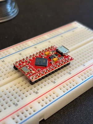 熱でブレッドボードが変形する可能性があるが、利便性の前では無視できるのだ